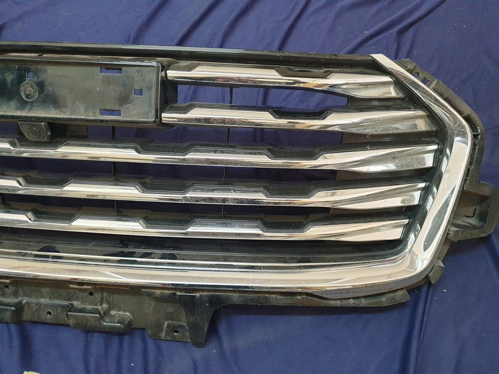 Haval Jolion Radiator Grille - Light Wear and Tear, Broken bracket