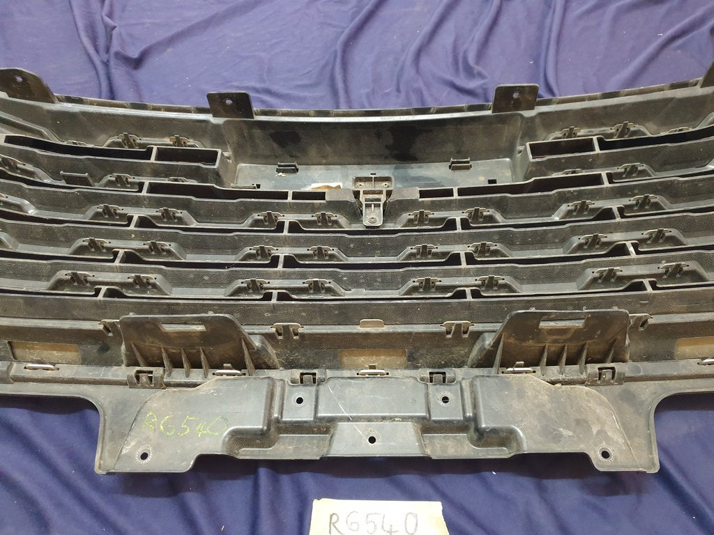 Haval Jolion Radiator Grille - Light Wear and Tear, Broken bracket