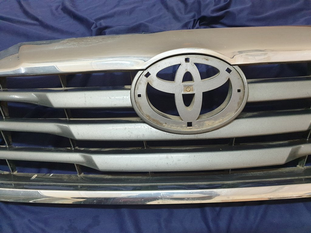 Toyota Hilux Radiator Grille - Wear and Tear, Clip/s broken