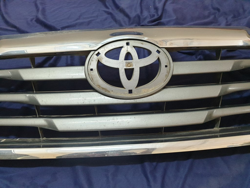 Toyota Hilux Radiator Grille - Wear and Tear, Clip/s broken