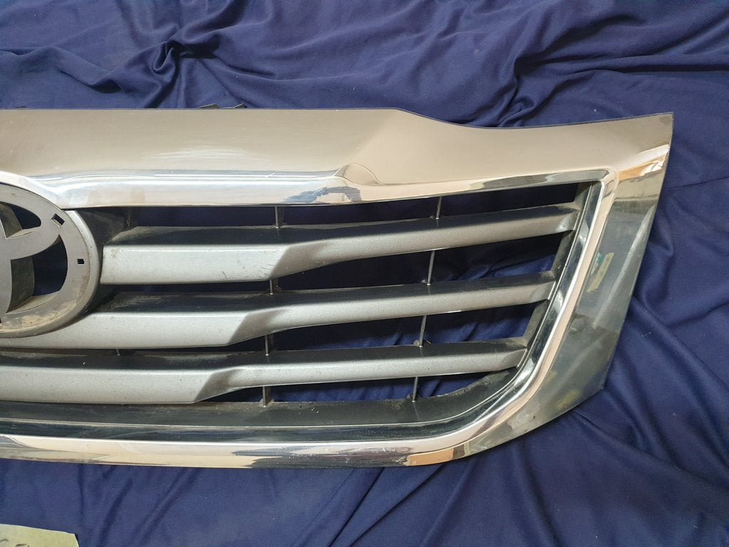 Toyota Hilux Radiator Grille - Wear and Tear, Clip/s broken