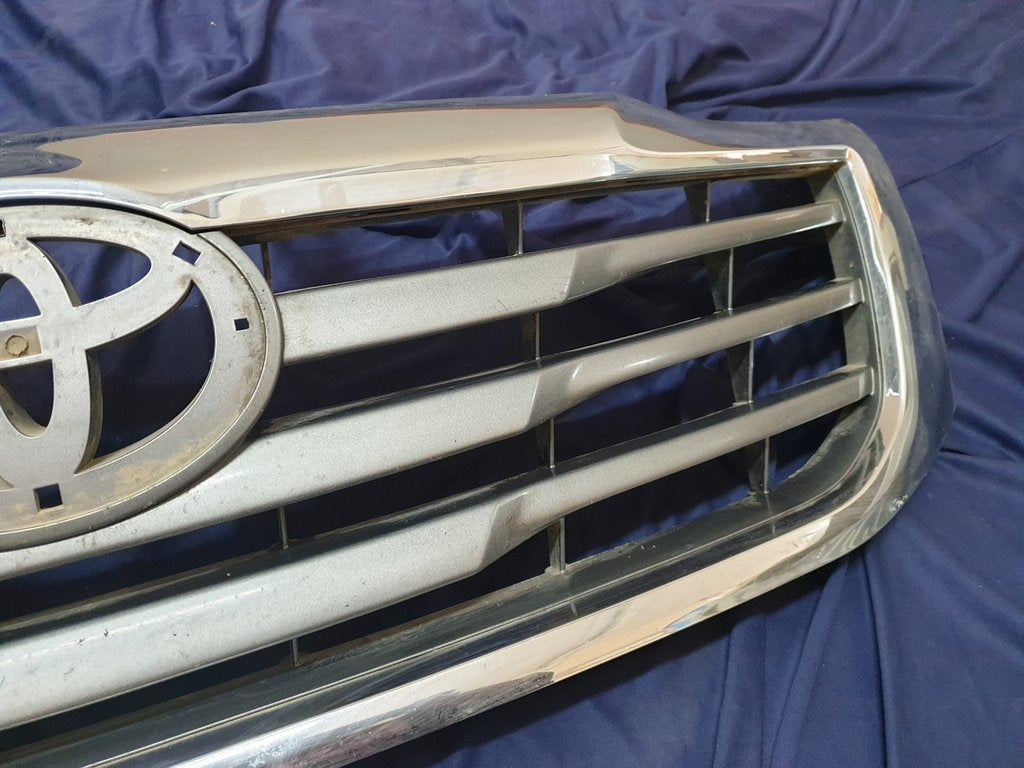 Toyota Hilux Radiator Grille - Wear and Tear, Clip/s broken