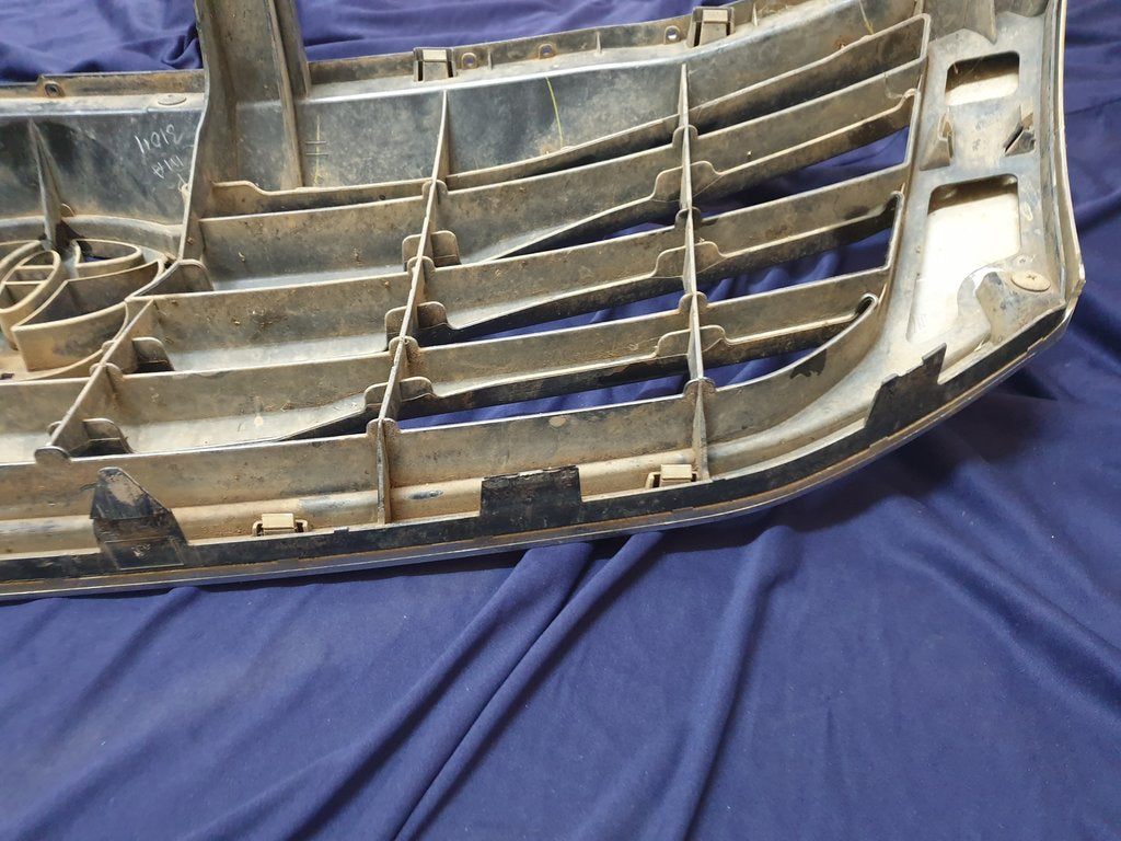 Toyota Hilux Radiator Grille - Wear and Tear, Clip/s broken