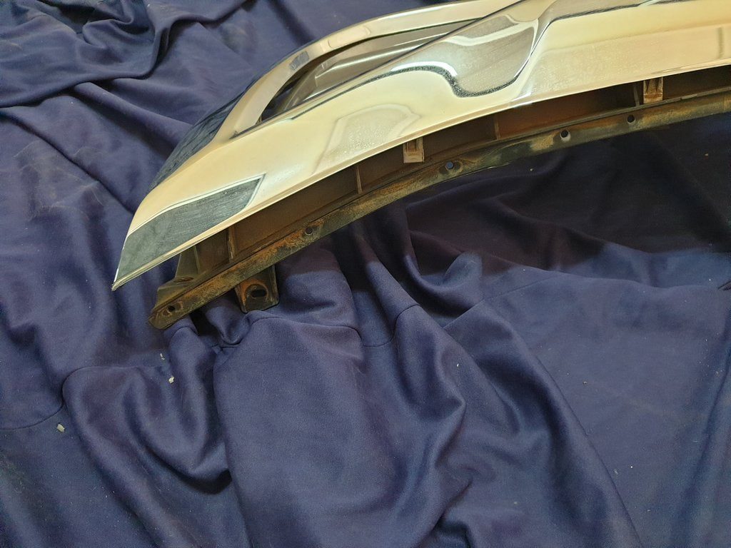 Toyota Hilux Radiator Grille - Wear and Tear, Clip/s broken
