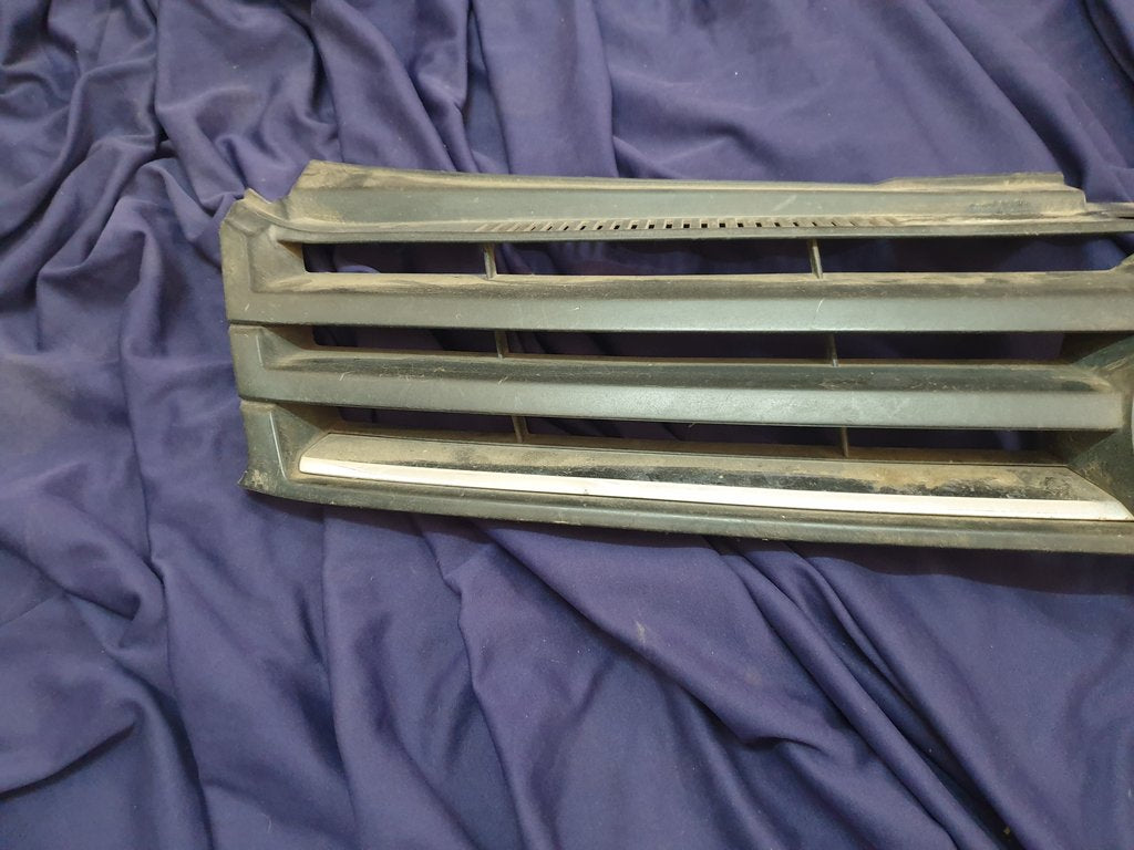 Volkswagen Polo Radiator Grille - Wear and Tear, Scratches, Chrome damaged
