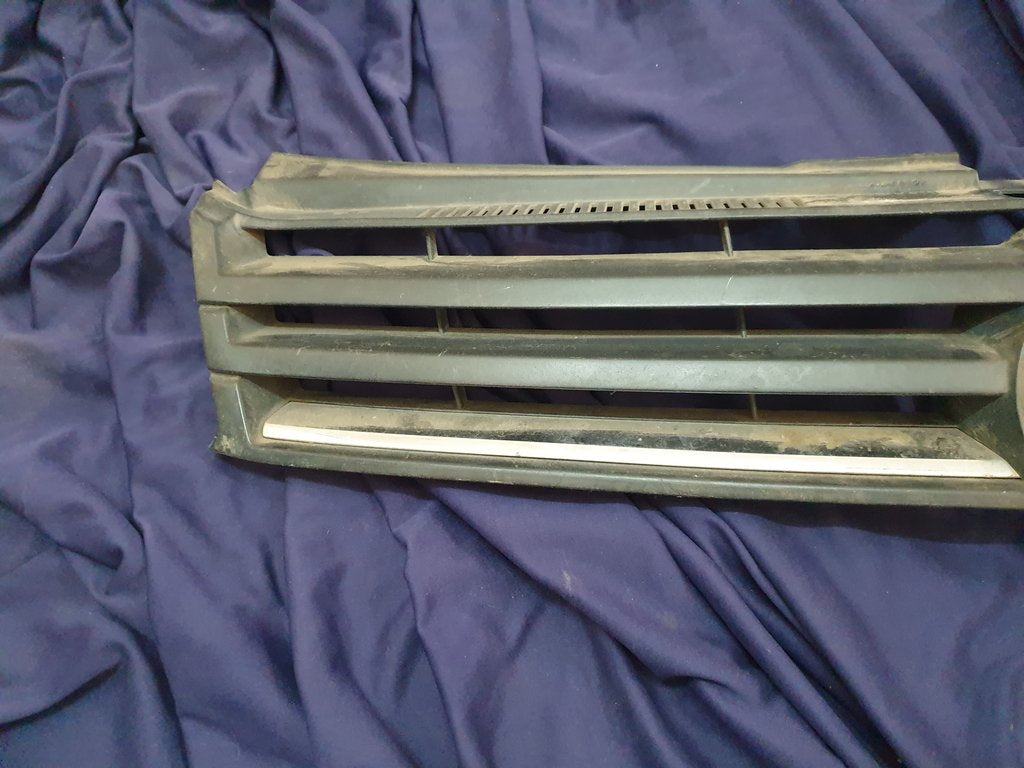 Volkswagen Polo Radiator Grille - Wear and Tear, Scratches, Chrome damaged