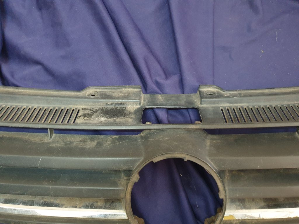 Volkswagen Polo Radiator Grille - Wear and Tear, Scratches, Chrome damaged