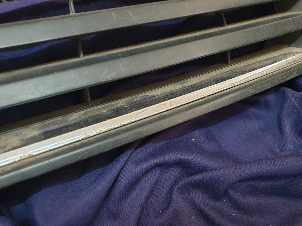 Volkswagen Polo Radiator Grille - Wear and Tear, Scratches, Chrome damaged
