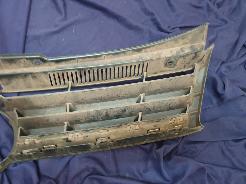 Volkswagen Polo Radiator Grille - Wear and Tear, Scratches, Chrome damaged