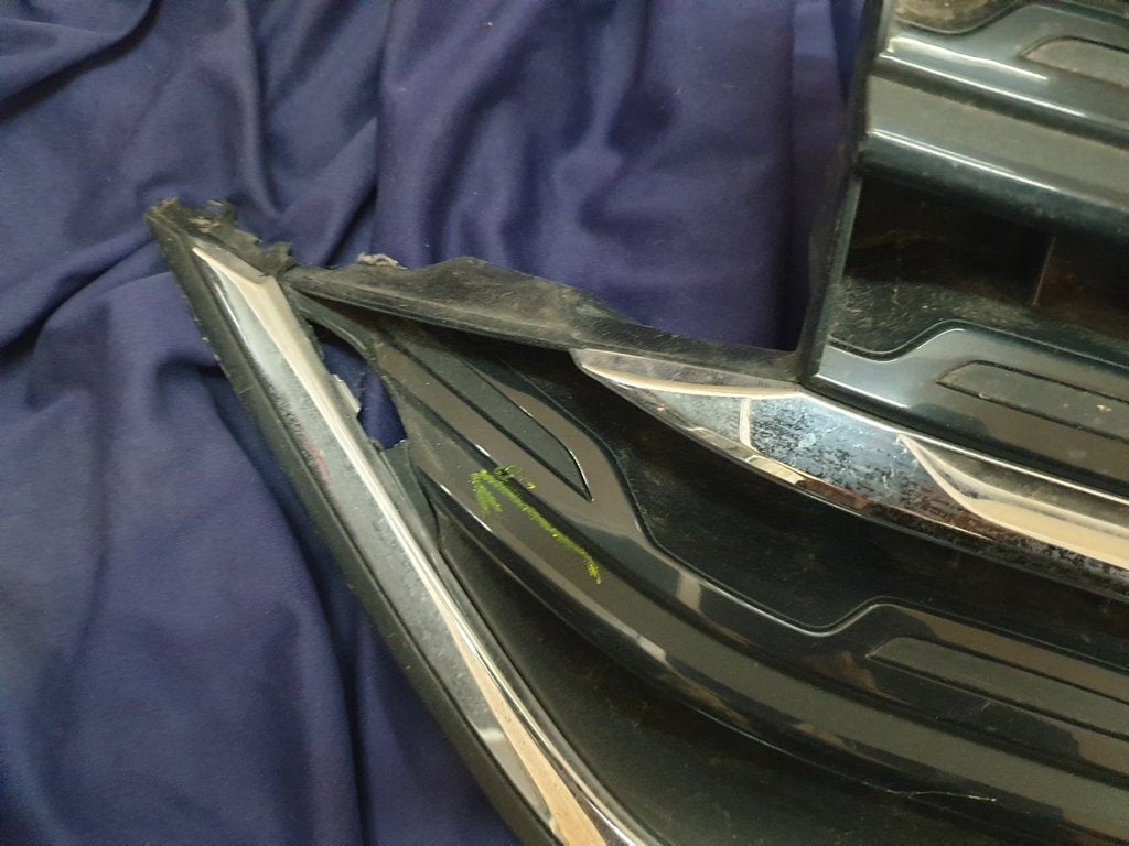 Volkswagen T-Cross Radiator Grille - Wear and Tear, Crack, Missing piece of broken frame