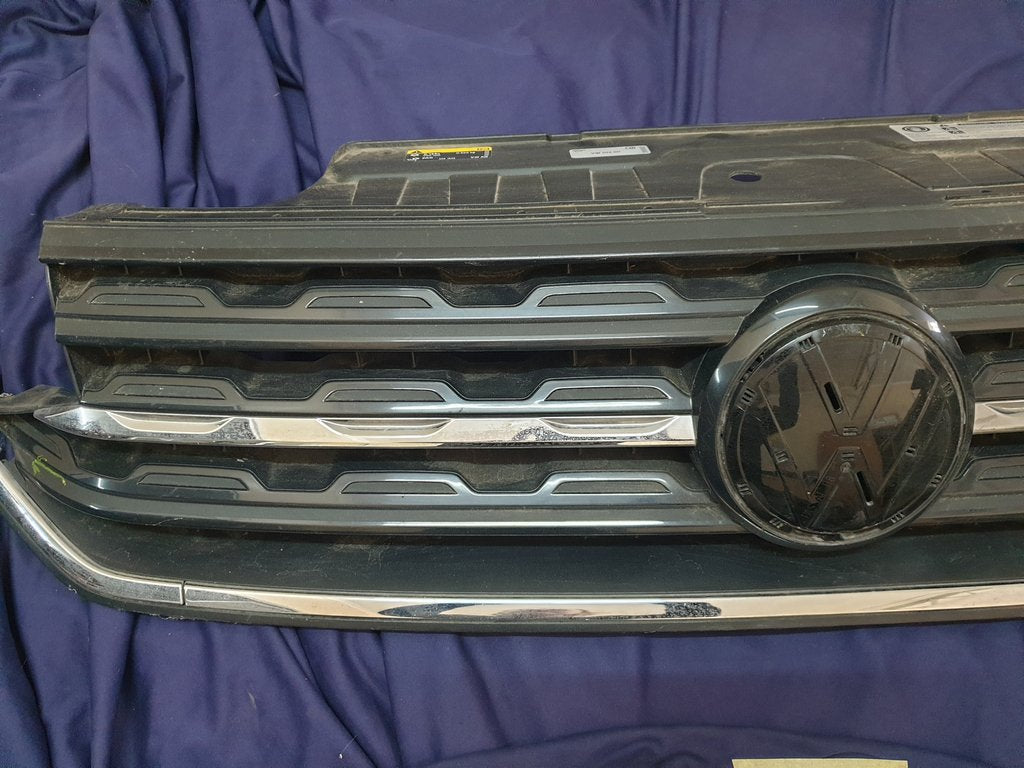Volkswagen T-Cross Radiator Grille - Wear and Tear, Crack, Missing piece of broken frame