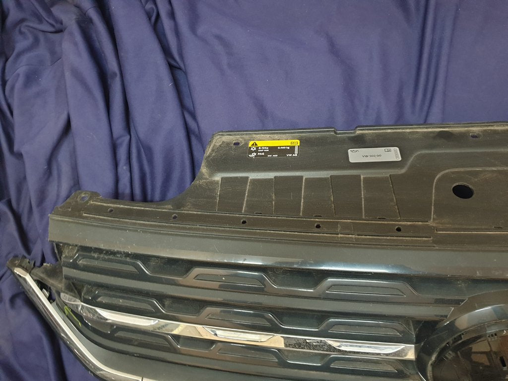 Volkswagen T-Cross Radiator Grille - Wear and Tear, Crack, Missing piece of broken frame