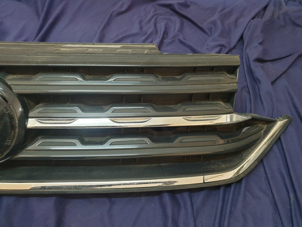 Volkswagen T-Cross Radiator Grille - Wear and Tear, Crack, Missing piece of broken frame