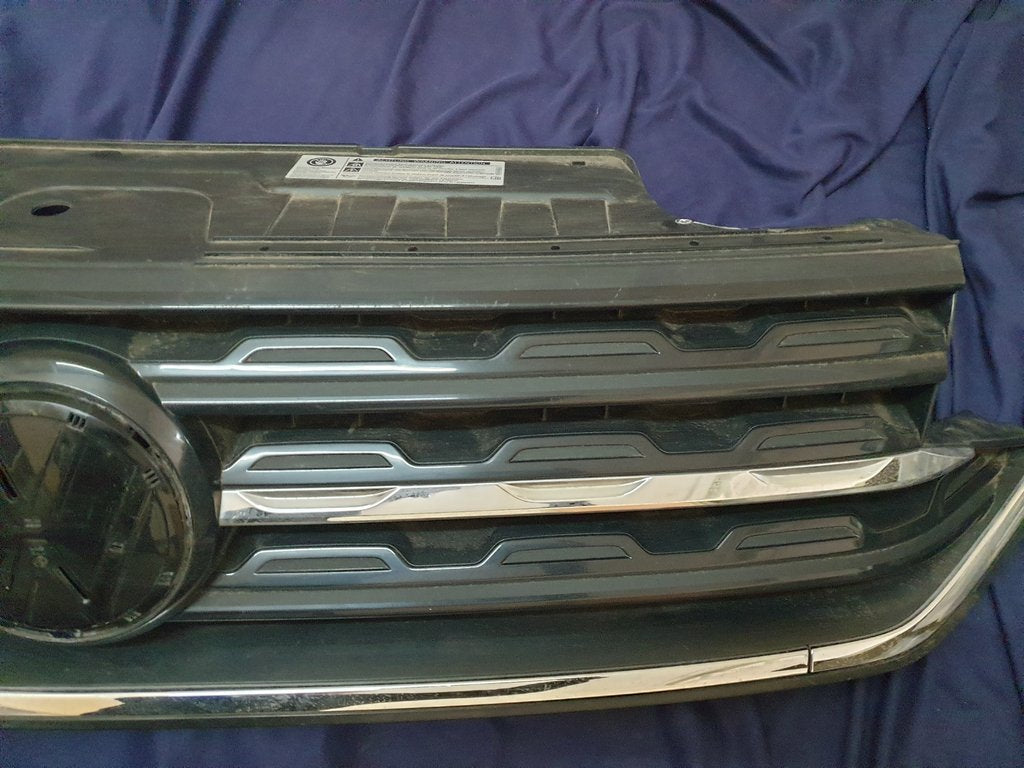 Volkswagen T-Cross Radiator Grille - Wear and Tear, Crack, Missing piece of broken frame