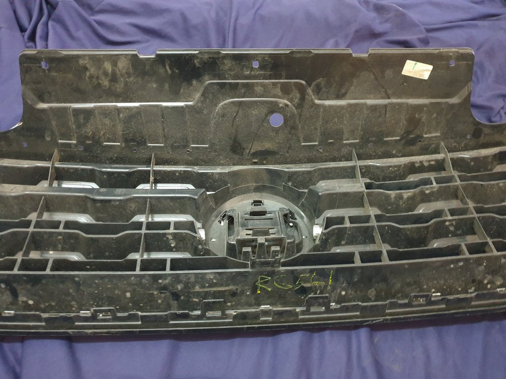 Volkswagen T-Cross Radiator Grille - Wear and Tear, Crack, Missing piece of broken frame