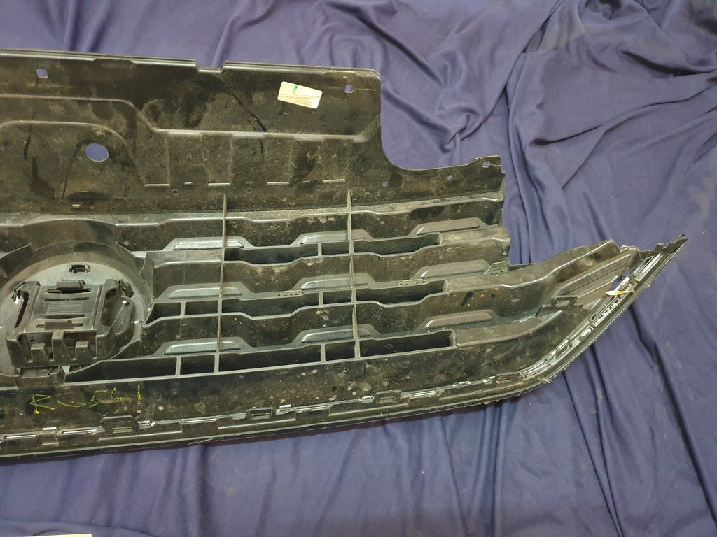 Volkswagen T-Cross Radiator Grille - Wear and Tear, Crack, Missing piece of broken frame