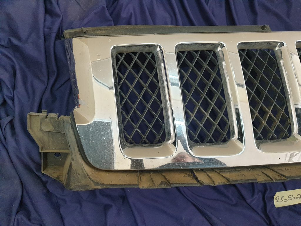 Jeep Grand Cherokee Radiator Grille - Wear and Tear, Chrome Lifting and peeling