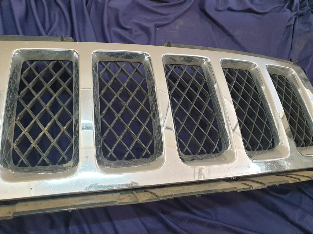 Jeep Grand Cherokee Radiator Grille - Wear and Tear, Chrome Lifting and peeling
