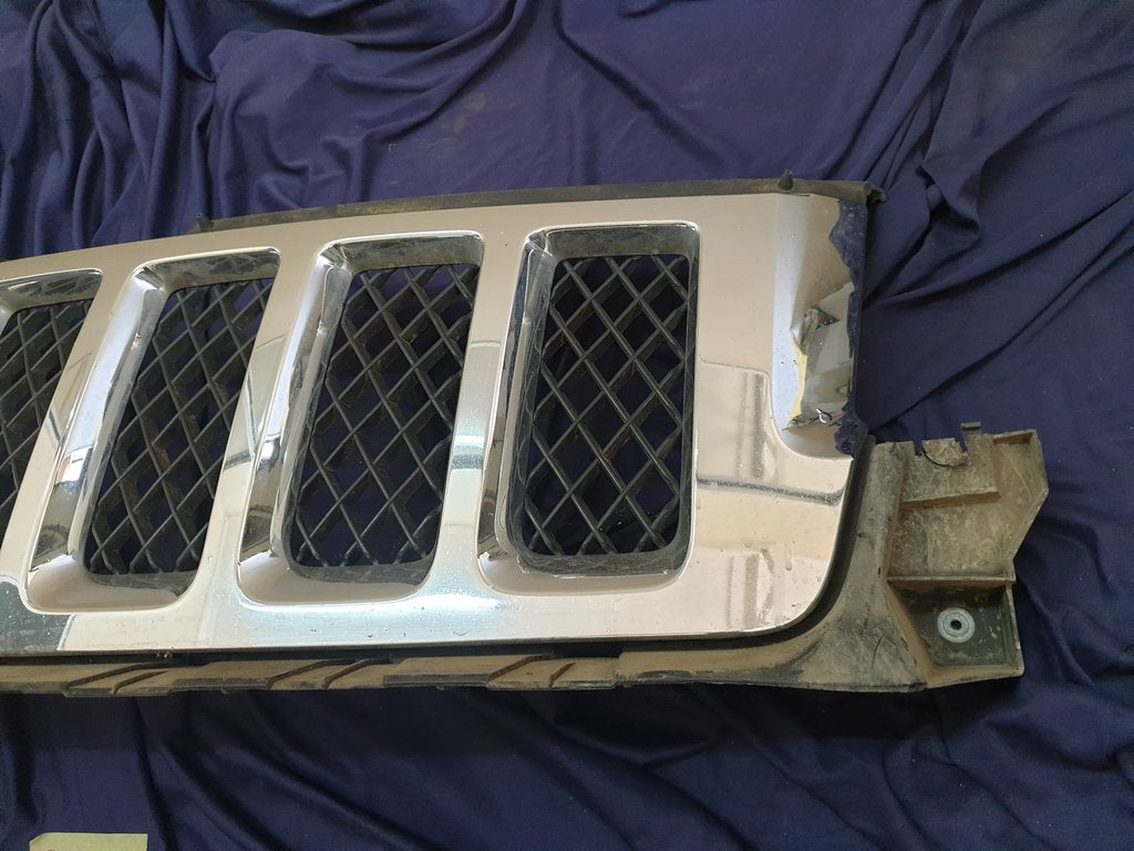 Jeep Grand Cherokee Radiator Grille - Wear and Tear, Chrome Lifting and peeling