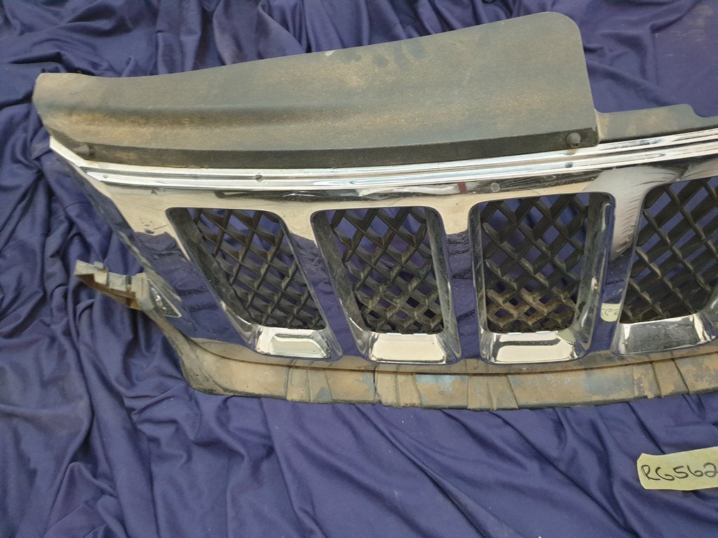 Jeep Grand Cherokee Radiator Grille - Wear and Tear, Chrome Lifting and peeling