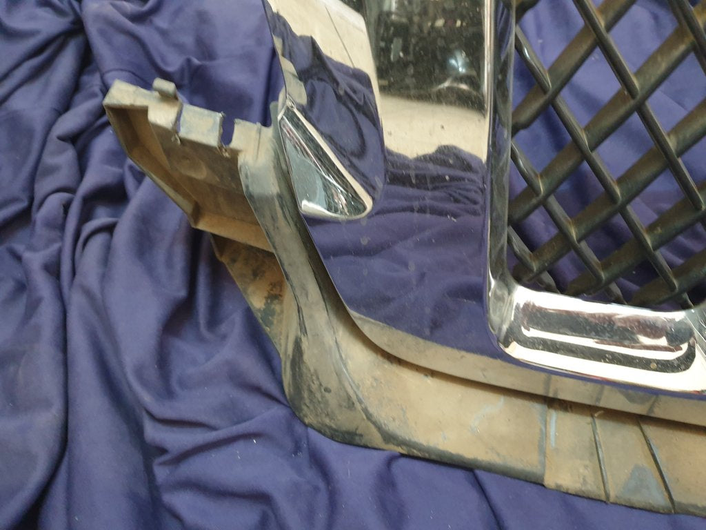 Jeep Grand Cherokee Radiator Grille - Wear and Tear, Chrome Lifting and peeling