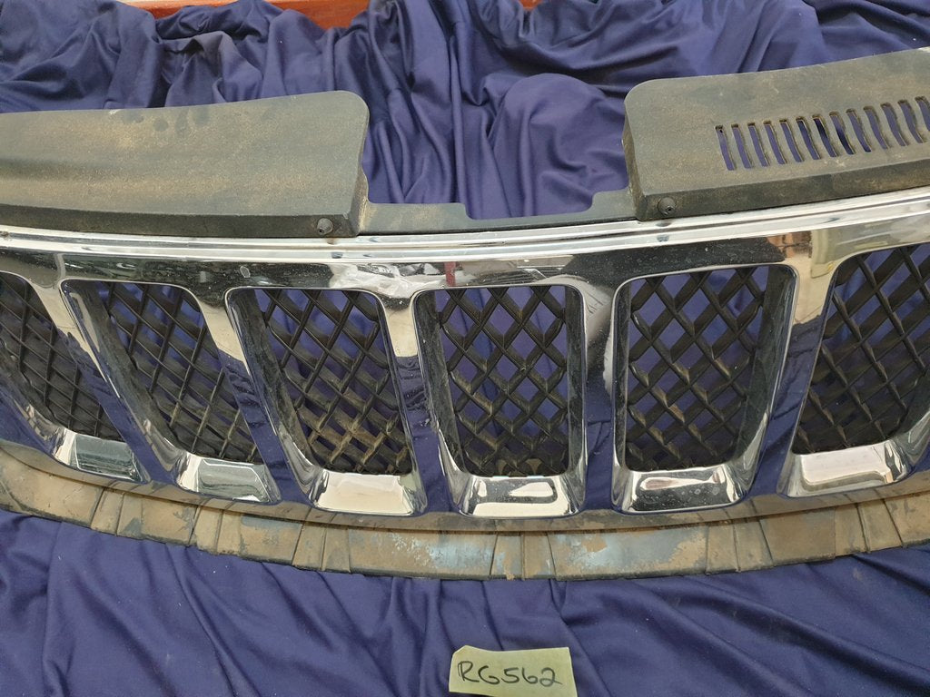 Jeep Grand Cherokee Radiator Grille - Wear and Tear, Chrome Lifting and peeling