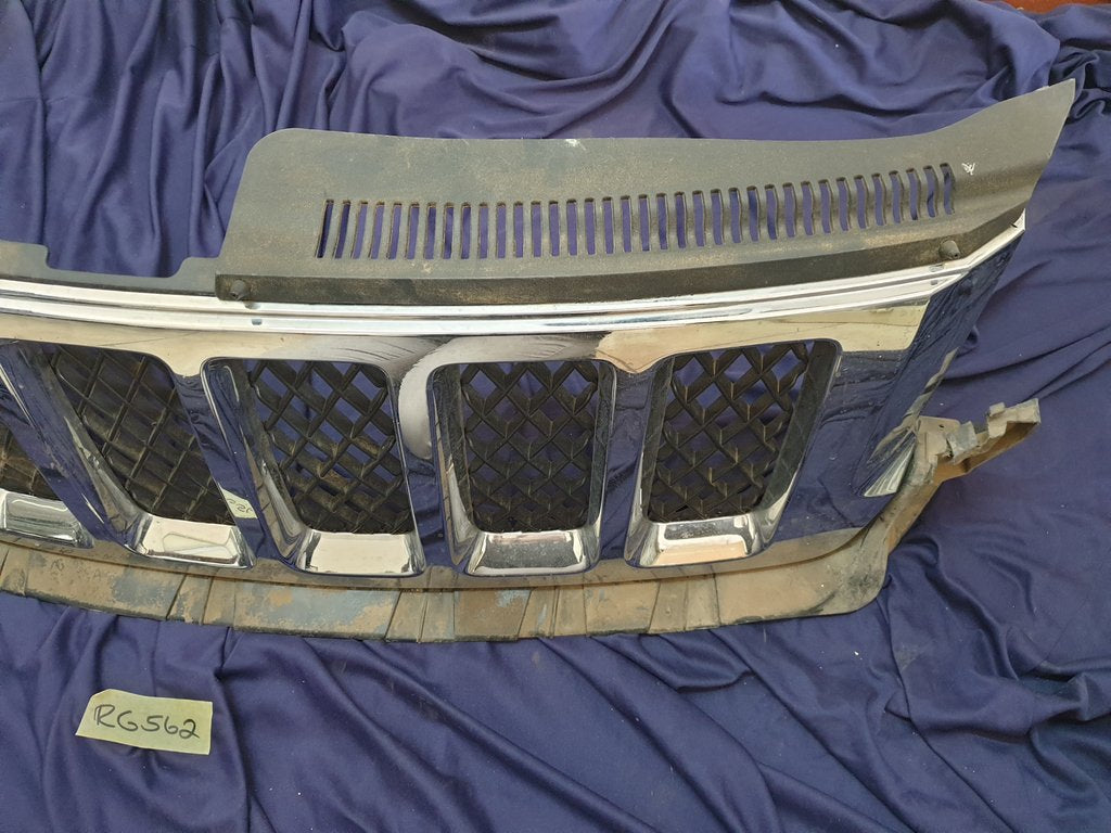 Jeep Grand Cherokee Radiator Grille - Wear and Tear, Chrome Lifting and peeling