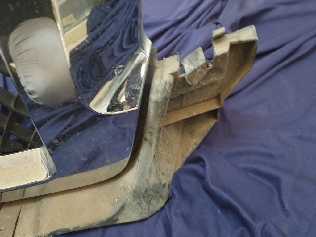 Jeep Grand Cherokee Radiator Grille - Wear and Tear, Chrome Lifting and peeling