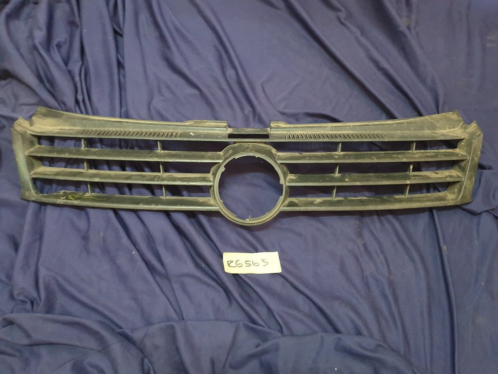 Volkswagen Polo Radiator Grille - Wear and Tear, Crack, Missing piece of broken frame