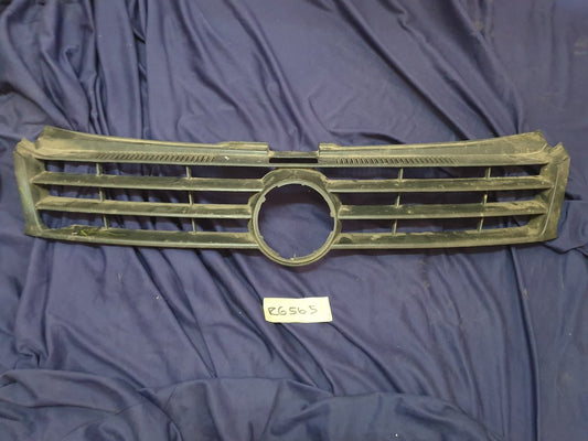 Volkswagen Polo Radiator Grille - Wear and Tear, Crack, Missing piece of broken frame