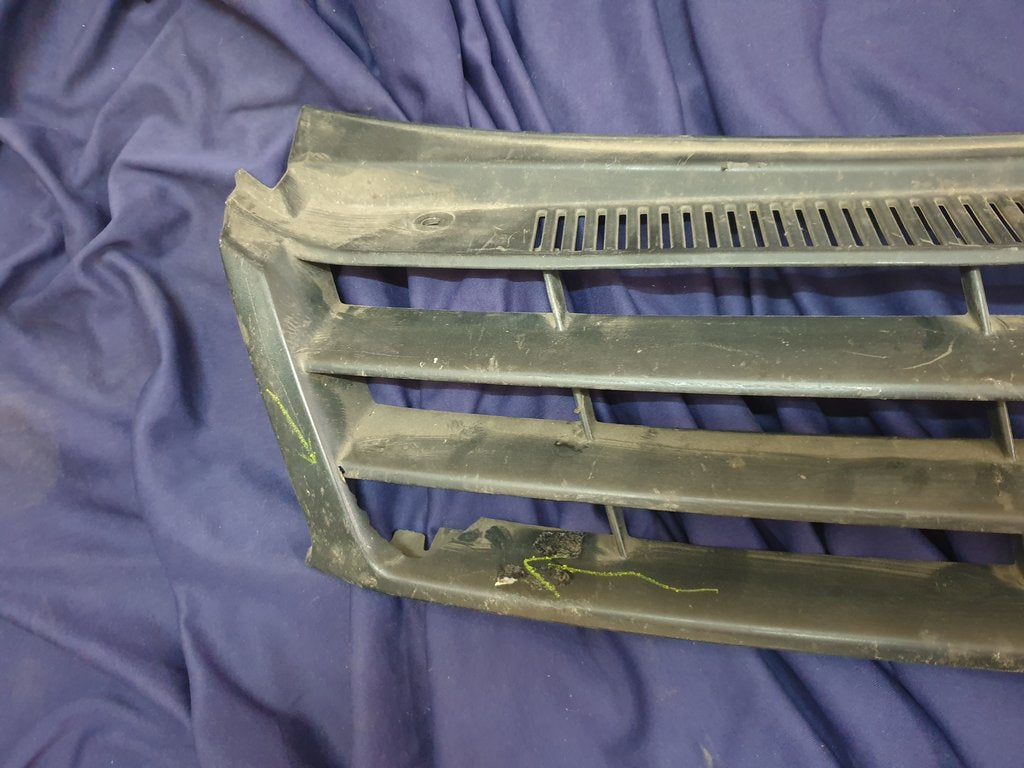 Volkswagen Polo Radiator Grille - Wear and Tear, Crack, Missing piece of broken frame
