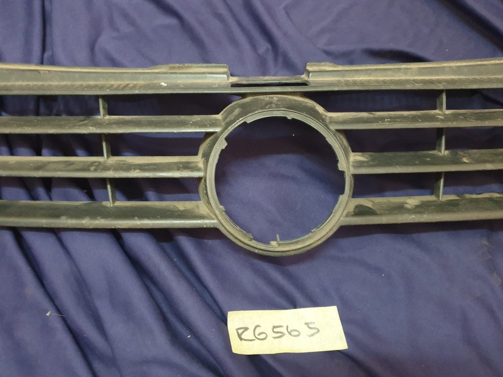 Volkswagen Polo Radiator Grille - Wear and Tear, Crack, Missing piece of broken frame