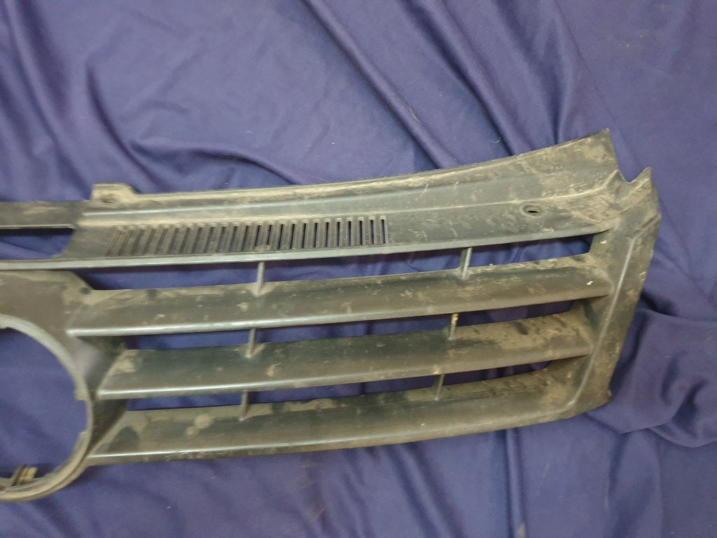 Volkswagen Polo Radiator Grille - Wear and Tear, Crack, Missing piece of broken frame