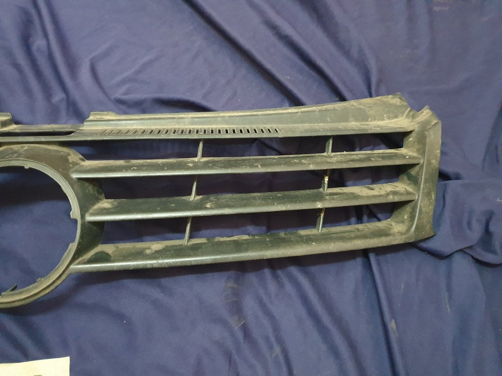 Volkswagen Polo Radiator Grille - Wear and Tear, Crack, Missing piece of broken frame