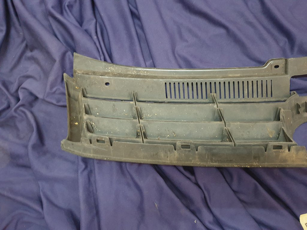 Volkswagen Polo Radiator Grille - Wear and Tear, Crack, Missing piece of broken frame