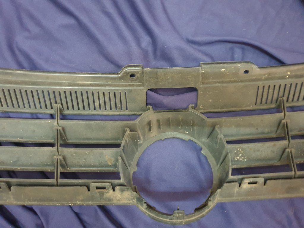 Volkswagen Polo Radiator Grille - Wear and Tear, Crack, Missing piece of broken frame
