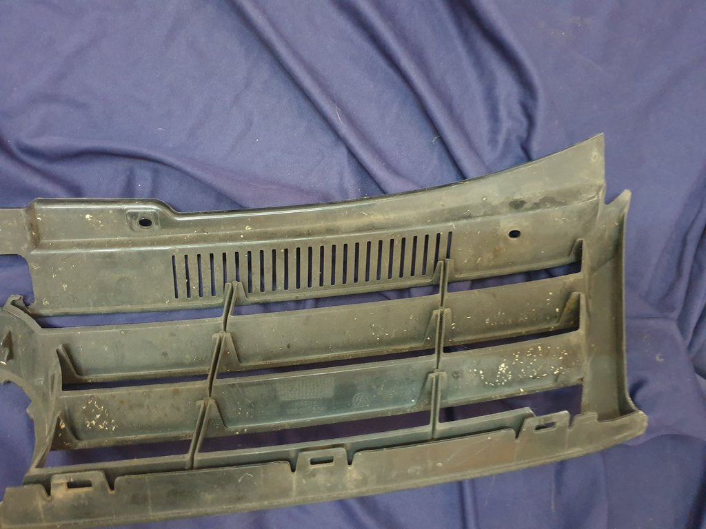 Volkswagen Polo Radiator Grille - Wear and Tear, Crack, Missing piece of broken frame