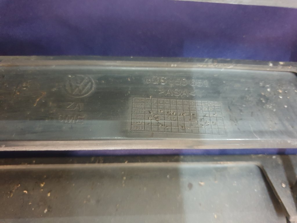 Volkswagen Polo Radiator Grille - Wear and Tear, Crack, Missing piece of broken frame