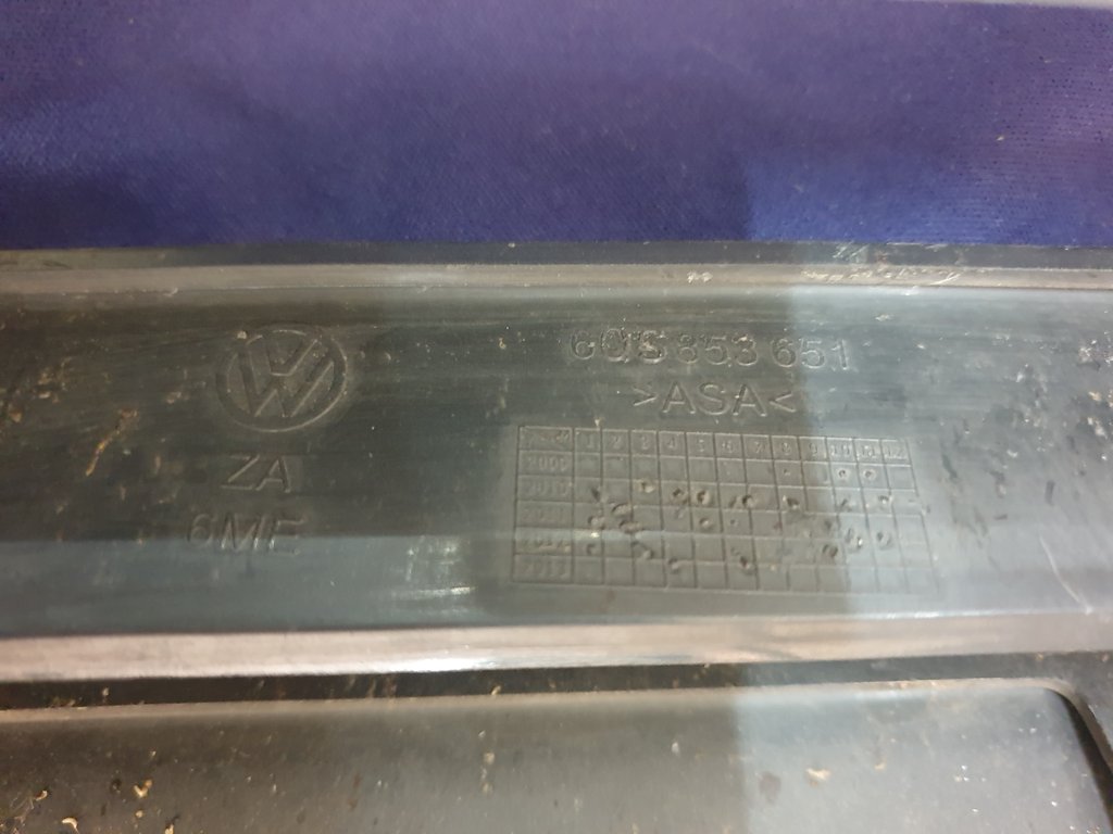 Volkswagen Polo Radiator Grille - Wear and Tear, Crack, Missing piece of broken frame