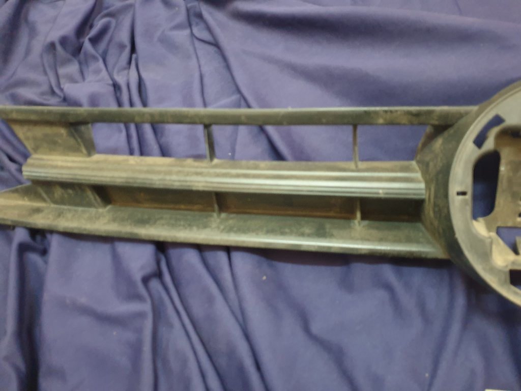 Volkswagen Polo MK6 Radiator Grille - Wear and Tear