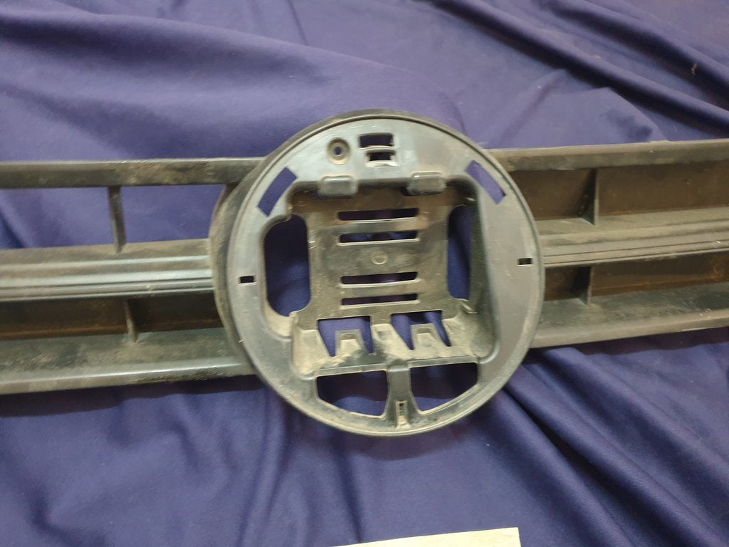 Volkswagen Polo MK6 Radiator Grille - Wear and Tear