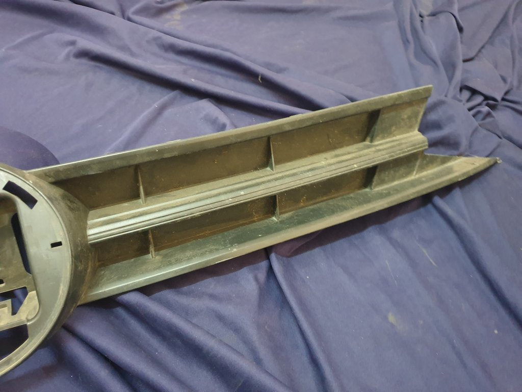 Volkswagen Polo MK6 Radiator Grille - Wear and Tear