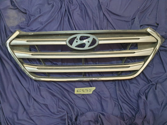 Hyundai Tucson Radiator Grille - Wear and Tear, Deep abrasions