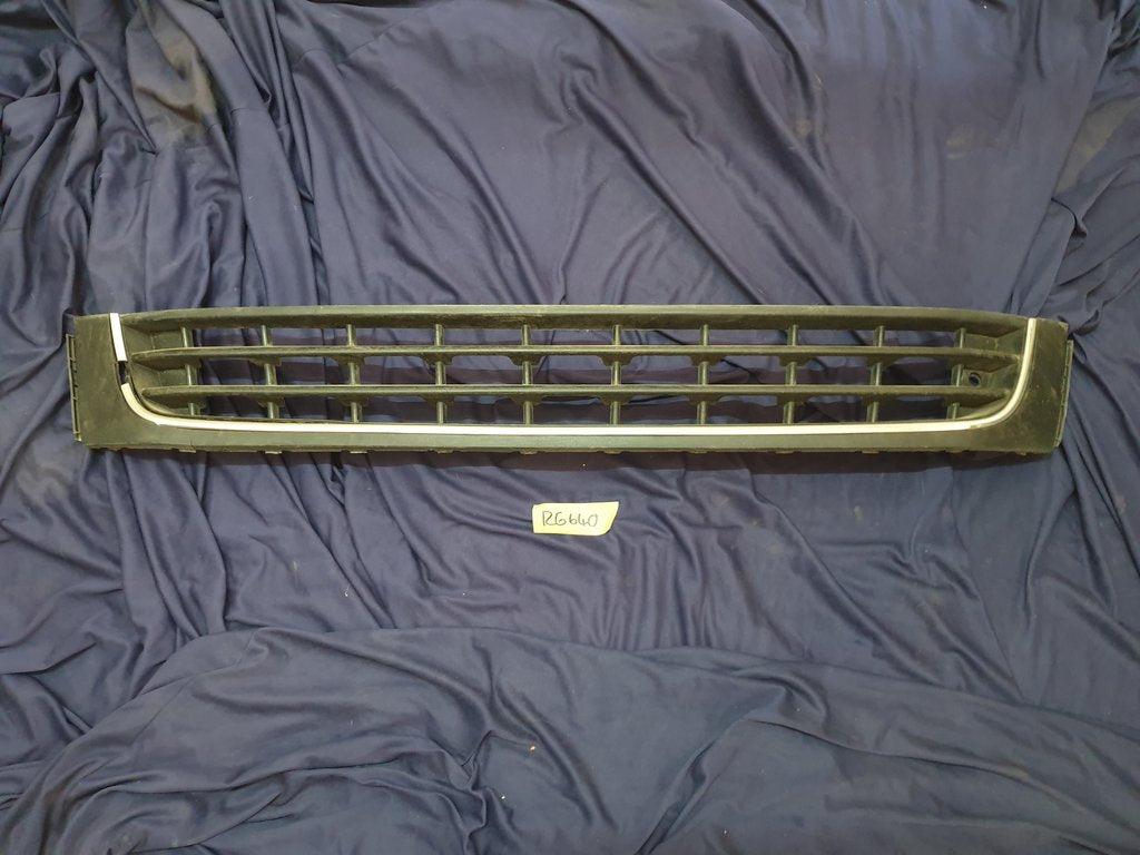 Volkswagen Amarok Front Bumper Lower Grille - Chrome broken, Frame cracked