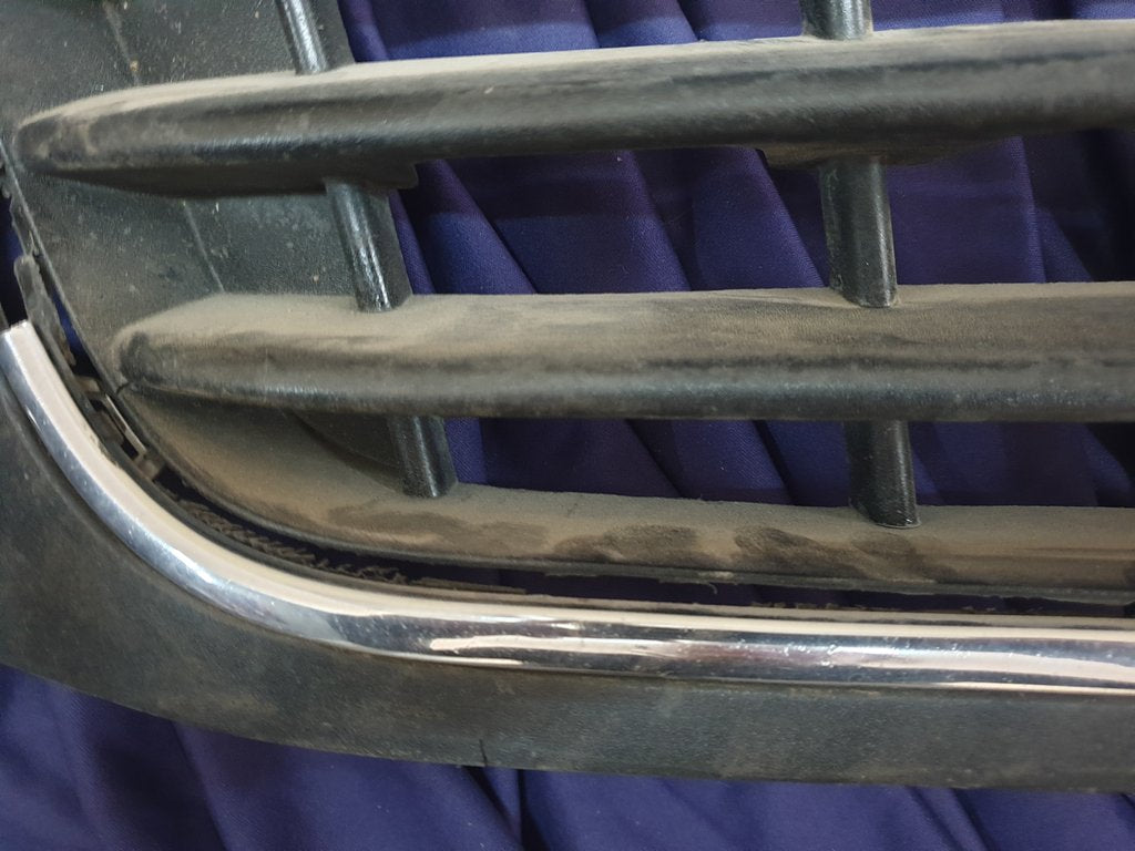 Volkswagen Amarok Front Bumper Lower Grille - Chrome broken, Frame cracked
