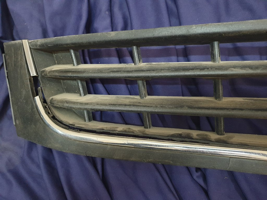 Volkswagen Amarok Front Bumper Lower Grille - Chrome broken, Frame cracked