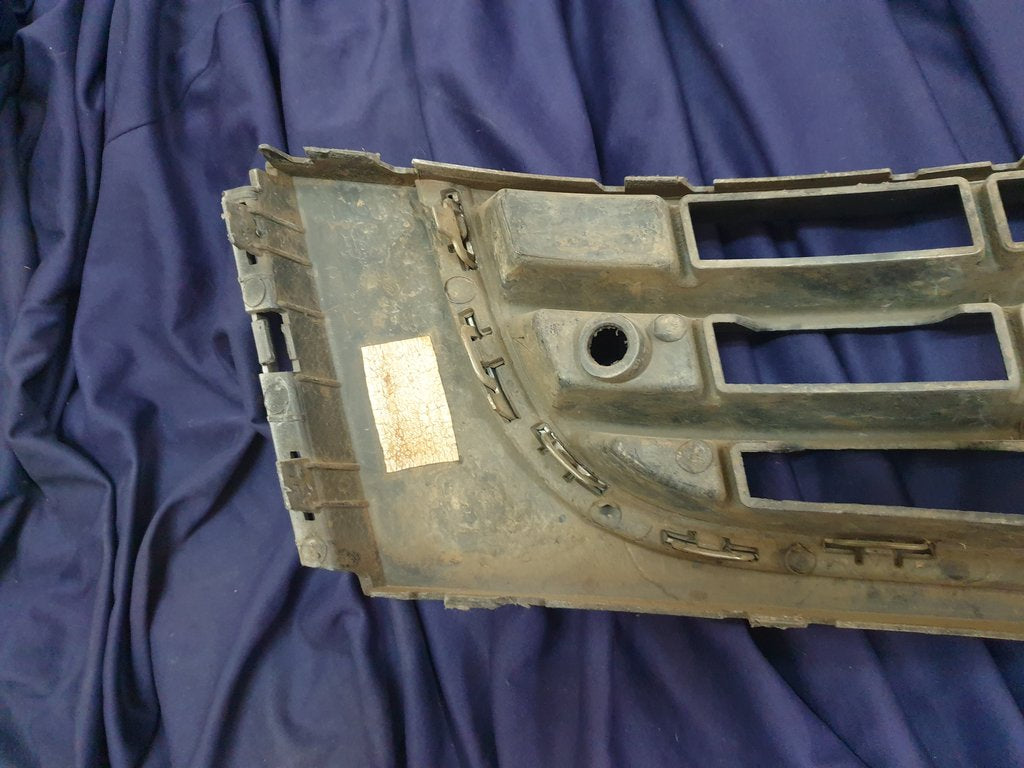 Volkswagen Amarok Front Bumper Lower Grille - Chrome broken, Frame cracked