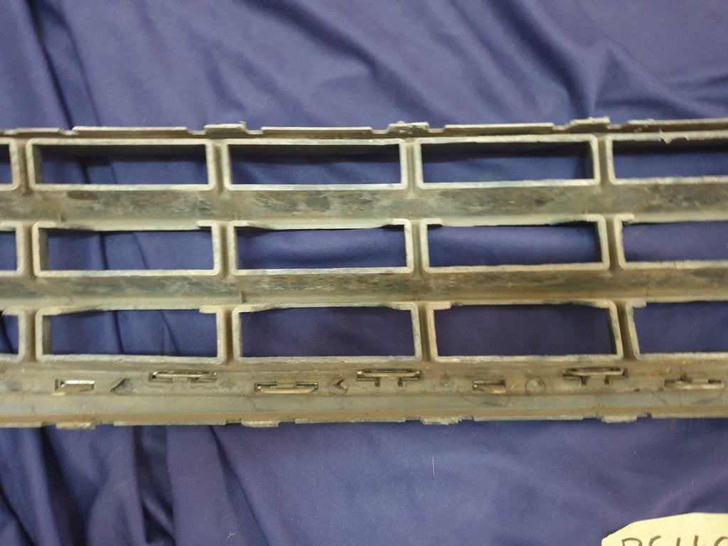 Volkswagen Amarok Front Bumper Lower Grille - Chrome broken, Frame cracked