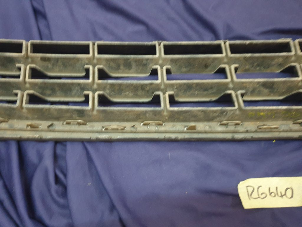 Volkswagen Amarok Front Bumper Lower Grille - Chrome broken, Frame cracked