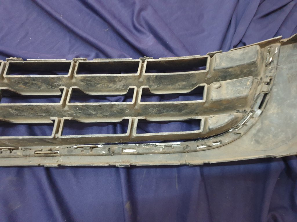 Volkswagen Amarok Front Bumper Lower Grille - Chrome broken, Frame cracked